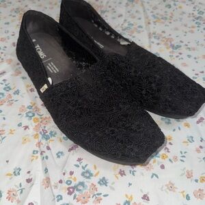 TOMS Women's Elegant Black Lace Loafers